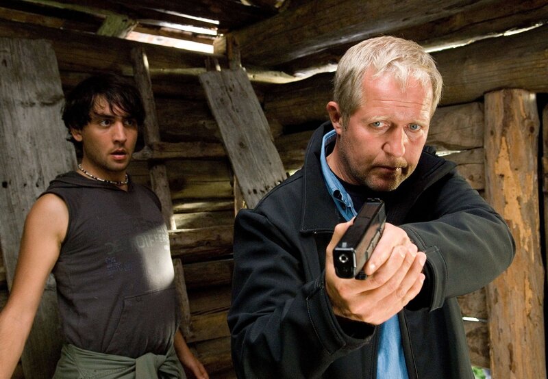 Kommissar Moritz Eisner (Harald Krassnitzer, r.) beim Einsatz. (Mit Serkan Ozbay, gespielt von Sinan Al Kuri) – Bild: HR/​rbb/​ORF/​Cult-Film/​Bernhard Berge