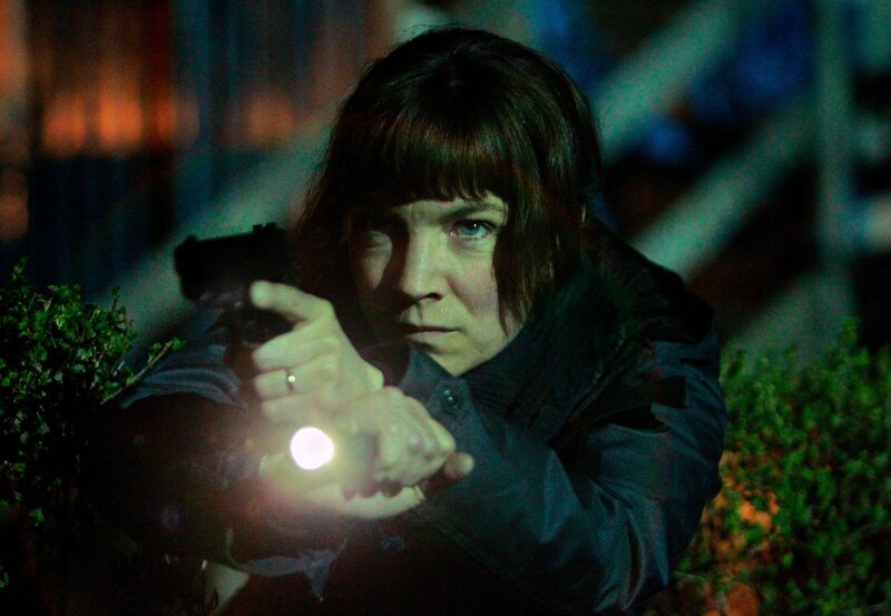 Irene Huss (Angela Kovacs) ist bereit für den Zugriff. – Bild: ARD Degeto/​Illusion Film/​A. Aristarhova