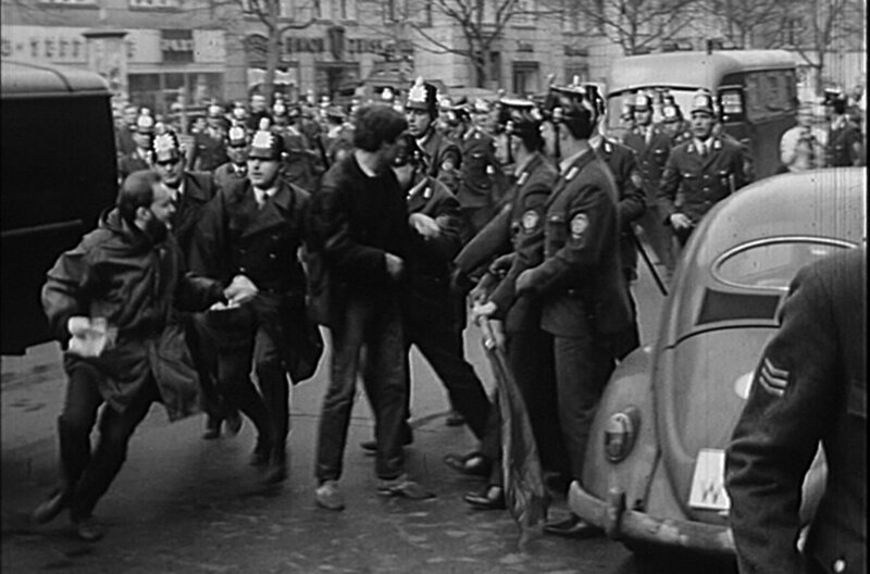 Das Jahr 1968 – die Studentenproteste in West-Berlin radikalisieren sich, Rudi Dutschke – Galionsfigur der Studentenbewegung – wird niedergeschossen. In Ost-Berlin zerstört das gewaltsame Ende des Prager Frühlings die Hoffnung auf mehr Demokratie. Eine Berlin-Chronik der Superlative: 30 Folgen, Jahr für Jahr erzählt, von 1961, dem Jahr des Mauerbaus, bis 1990, dem Jahr der Wiedervereinigung. – Die ‚Osterunruhen‘ nach dem Attentat auf Rudi Dutschke. – Bild: rbb