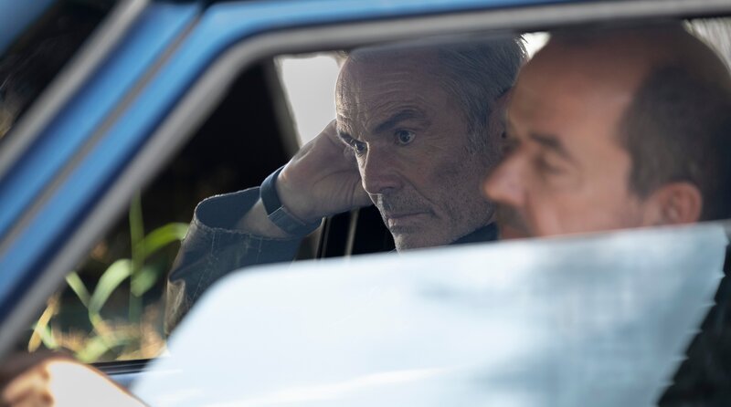 Chef Will de Boer (Onno Roozen, re.) weiht den verdeckten Ermittler Alex Pollack (Hannes Jaenicke, li.) in die dreckige Nachtschicht ein. – Bild: ARD Degeto/​Dinand van der Wal