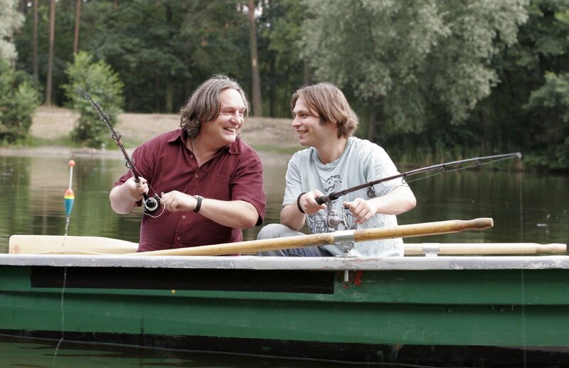 Bernd (Volker Herold, l.) und Bruno (Tim Sander, r.) versuchen sich bei einem gemeinsamen Angelausflug besser kennen zu lernen. – Bild: Sat.1 /​ Noreen Flynn Eigenproduktionsbild frei