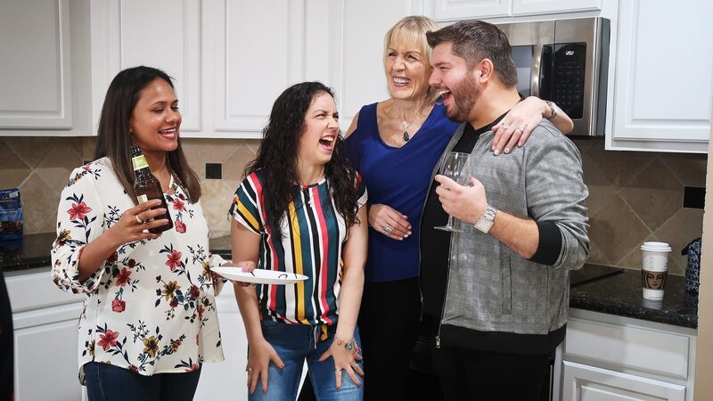 Ein Lottospieler gewann glatte sieben Millionen Dollar, nachdem er drei Jahre lang auf die gleichen Zahlen setzte. Anstatt sich selbst eine Villa zu kaufen, schickt er David Bromstad auf die Suche nach einem Haus für seine Mutter. Er soll ein Anwesen in Texas finden, in dem sie ihre Rente genießen kann. – Bild: HGTV