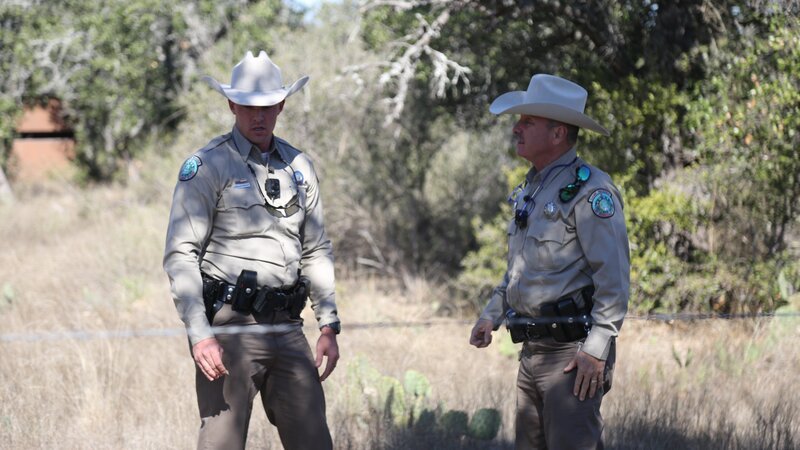Wardens Kegan Gould and Jake Scott investigating property. – Bild: Discovery Communications, LLC