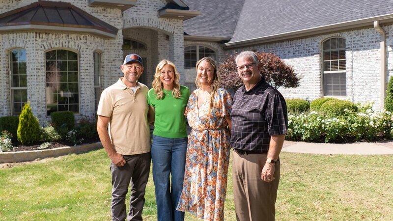 Hosts Dave and Jenny Marrs pose for a portrait with the Jennings family outside of the Jennings family home as seen on Fixer to Fabulous, Season 6. – Bild: Warner Bros. Discovery, Inc. or its subsidiaries and affiliates. All rights reserved. /​ Charlie Kaijo