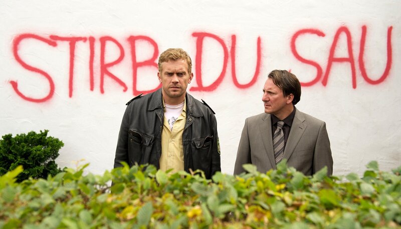 Nach einer bedrohlichen Wandschmiererei bittet Schuldirektor Höpfl (Robert Palfrader, re.) Polizeihauptmeister Franz Eberhofer (Sebastian Bezzel) um Hilfe – Bild: ARD Degeto/​BR/​Bernd Schuller