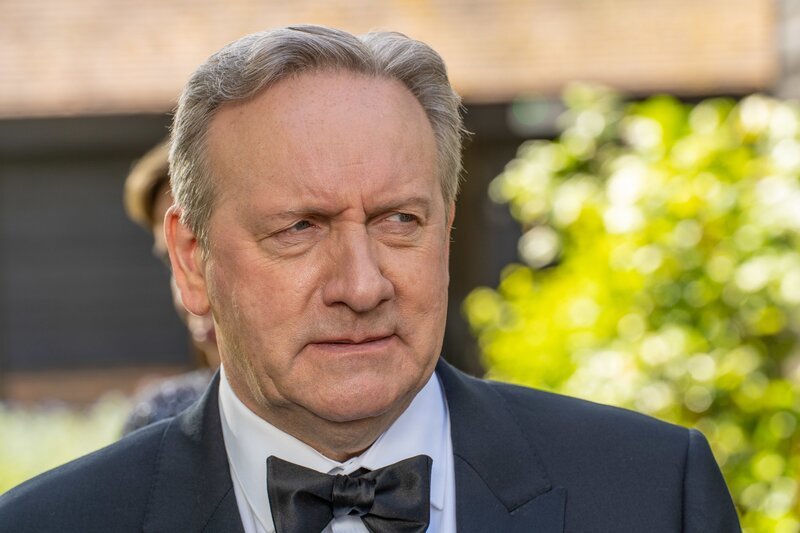 Der offenbar absichtlich herbeigeführte Unfalltod einer Polizistin im Ruhestand und ein längst vergangener Geldraub beschäftigen DCI John Barnaby (Neil Dudgeon). – Bild: ZDF und Mark Bourdillon