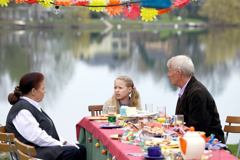 Jonas hat seine eigene Geburtstagfeier verlassen und sich im Schuppen eingeschlossen. Charlotte Gauss (Ursula Karusseit, links) und Otto Stein (Rolf Becker) fragen Lisa (Elly Zirzow), was mit Jonas ist. Lisa erzählt, dass Jonas glaubt, belogen worden zu sein. Alle versprechen, dass Pia den Krebs besiegen wird, doch die Tante von Jonas’ Schulfreund Paul, ist daran gestorben. Nun glaubt Jonas, dass auch Pia sterben muss. – Bild: MDR/​Saxonia/​Wernicke