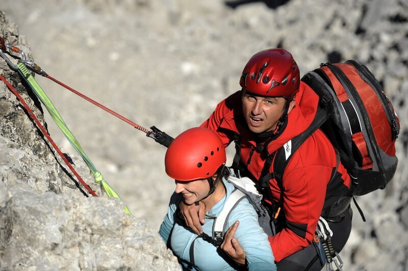 Offenbar ohne vorhergehende Anzeichen hat Anna Ziegler (Stefanie Poljakoff, l.) während einer Klettertour plötzlich das Bewusstsein verloren. Martin Gruber (Hans Sigl, r.) versucht sie zu sichern. – Bild: ZDF und Thomas R. Schumann