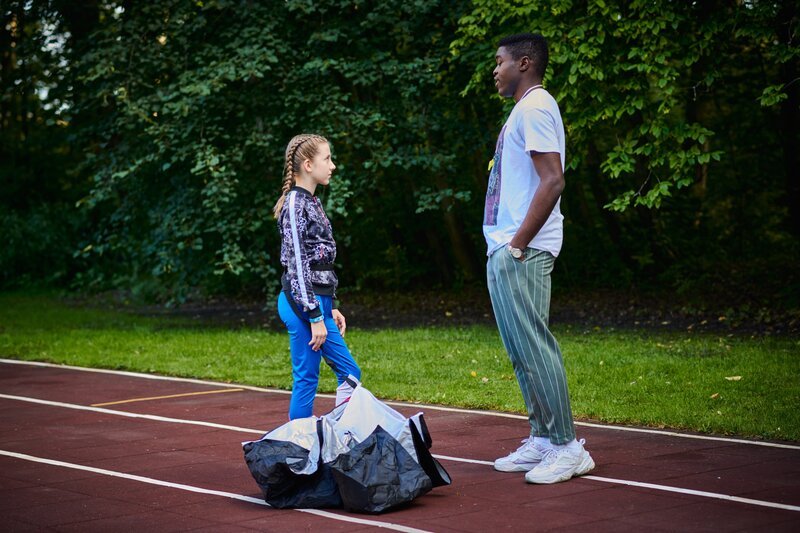 Badu (Arnold Makuissie) ist sich sicher, Nesrin (Julie Marienfeld) muss hinter den Pranks an Einstein stecken. – Bild: mdr/​Saxonia Media/​Adrian Groß