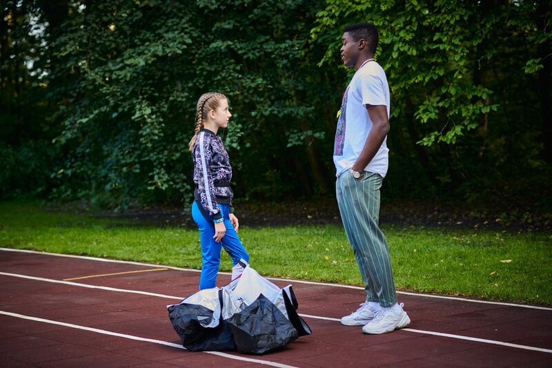 Badu (Arnold Makuissie) ist sich sicher, Nesrin (Julie Marienfeld) muss hinter den Pranks an Einstein stecken. – Bild: mdr/​Saxonia Media/​Adrian Groß