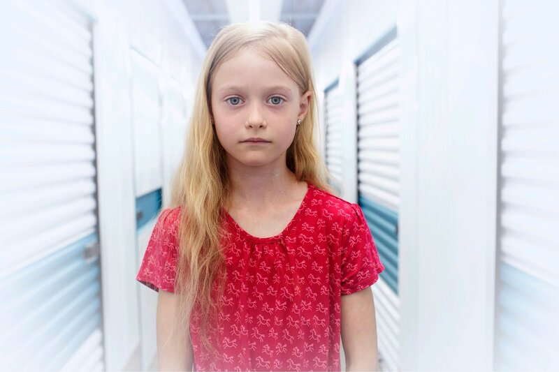 Dem im Koma liegenden Semir erscheint die entführte Lea Hoffmann. – Bild: TVNOW /​ Guido Engels