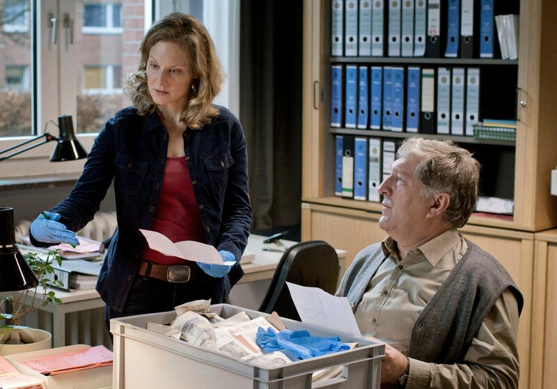 ARD HEITER BIS TÖDLICH – MORDEN IM NORDEN FOLGE 6 (WH.), „Die Nagelprobe“, am Dienstag (27.08.13) um 18:30 Uhr im ERSTEN. Schroeter (Veit Stübner, r.) und Staatsanwältin Elke Rasmussen (Tessa Mittelstaedt, l.) werten  Beweismittel aus. – Bild: ARD/​Georges Pauly