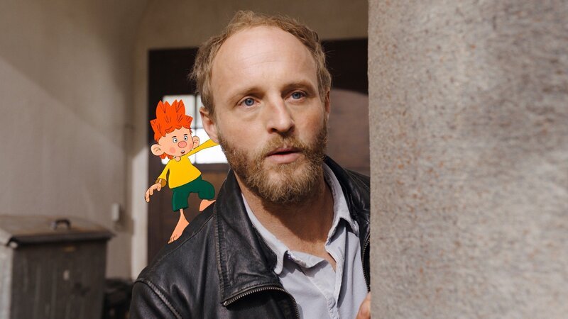 Florian Eder (Florian Brückner) und Pumuckl. – Bild: RTL /​ NEUESUPER