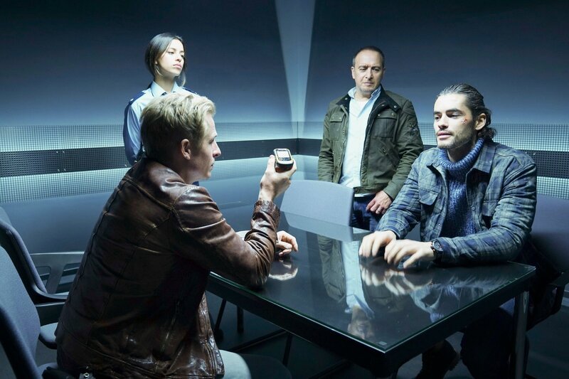 Paul (Daniel Roesner, l.) und Semir (Erdogan Atalay, 2.v.r.) quetschen Timo (Nik Xheliaj, r.) aus. Dana (Gizem Emre) bringt ein neues Beweisstück vor … – Bild: TVNOW /​ Guido Engels