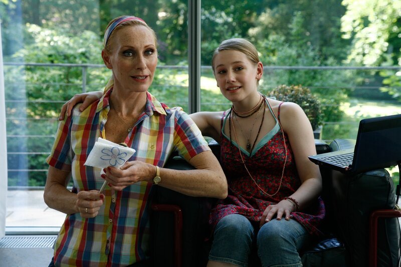 Die Partyvorbereitungen sind im vollen Gange. Bella ( Andrea Sawatzki) und Lena (Lotte Flack) schauen sich alte Fotos an. – Bild: Romance TV (DE)