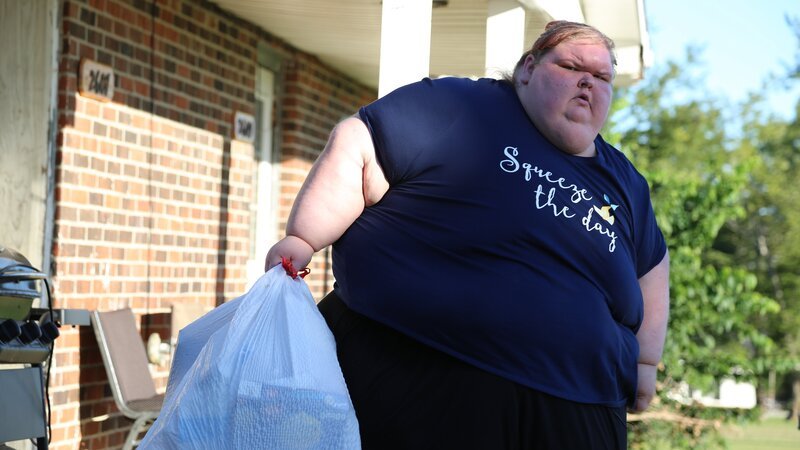 Tammy takes out her trash, full of candy wrappers, while Amy is on her baby moon. – Bild: Scott Ippolito /​ TLC /​ Photobank 37388_ep205_003