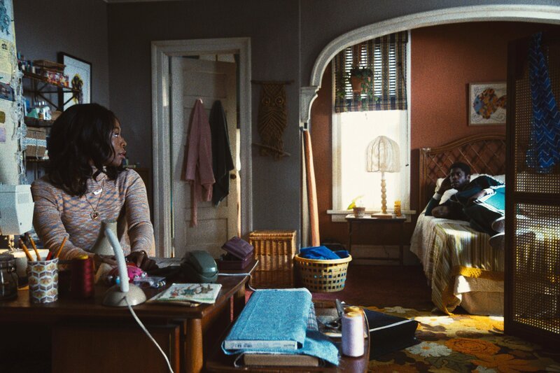 l-r: Cookie Keely (Tamera Tomakili), Kareem Abdul-Jabbar (Solomon Hughes) – Bild: Warner /​ Die Verwendung ist nur bei redaktioneller Berichterstattung im Rahmen einer Programmankündigung ab 2 Monate vor der ersten Auss /​ © 2023 Home Box Office, Inc. All rights reserved. HBO® and all related programs are the property  …