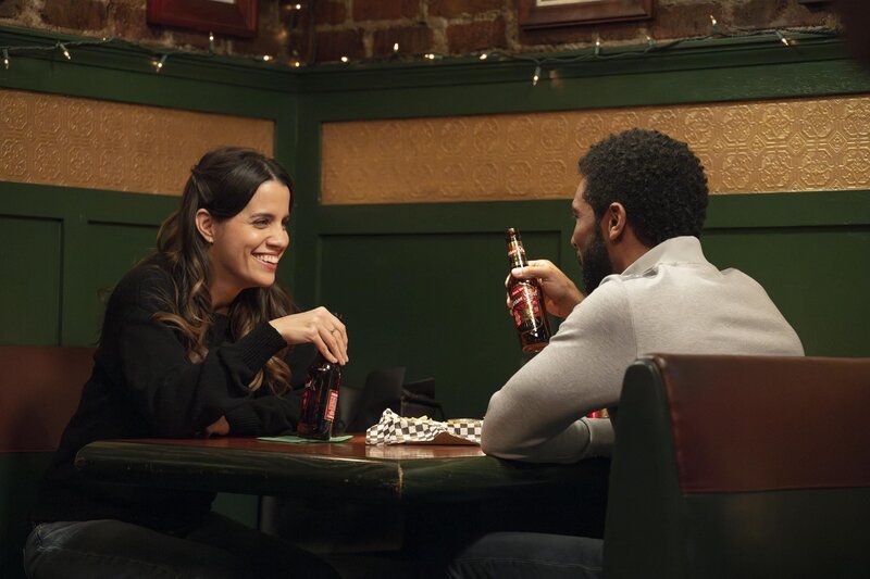 Dr. Monica Beltran (Natalie Morales, l.); Winston Ndugu (Anthony Hill, r.) – Bild: Anne Marie Fox