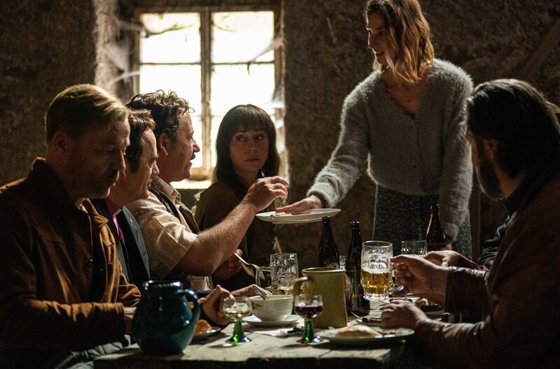 Hajo (Heiner Lauterbach, l.), Pfarrer Paul (Heiner Hardt, 2.v.l.), Werner (Andreas Anke, 3.v.l.), Moni (Ulrike C. Tscharre, 4.v.l.) und Josef (Nicki von Tempelhoff, vorne r.) als Gäste Theresa (Alissa Atanassova, 2.v.r.), denen es ausgesprochen gut schmeckt. – Bild: SWR/​Studio Zentral/​Maria Wiesler