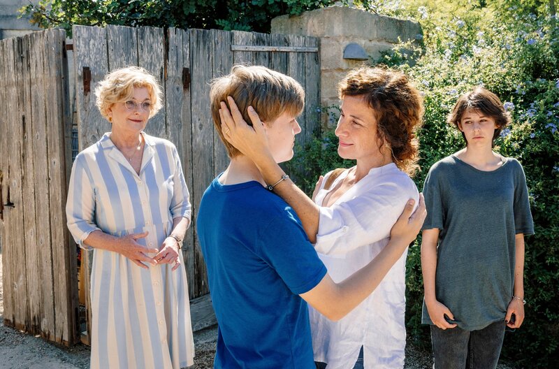 Rosa (Clelia Sarto) weiß ihre Kinder Julian (Marlon Heidel) und Luisa (Laila-Marie Padotzke, re.) bei Henni (Saskia Vester, li.) in guten Händen. – Bild: ARD Degeto/​Hendrik Heiden