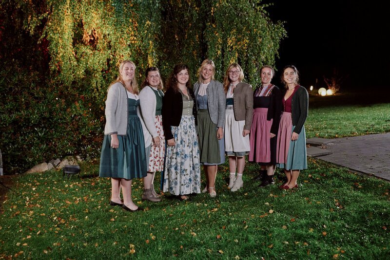 Die Landfrauen, von links: Gitte Hölzler, Marina Laqua, Veronika Kirchmaier, Teresa Nitzl, Franziska Herzing, Petra Sollmann und Steffi Weig. – Bild: Philipp Thurmaier /​ BR /​ megaherz gmbh