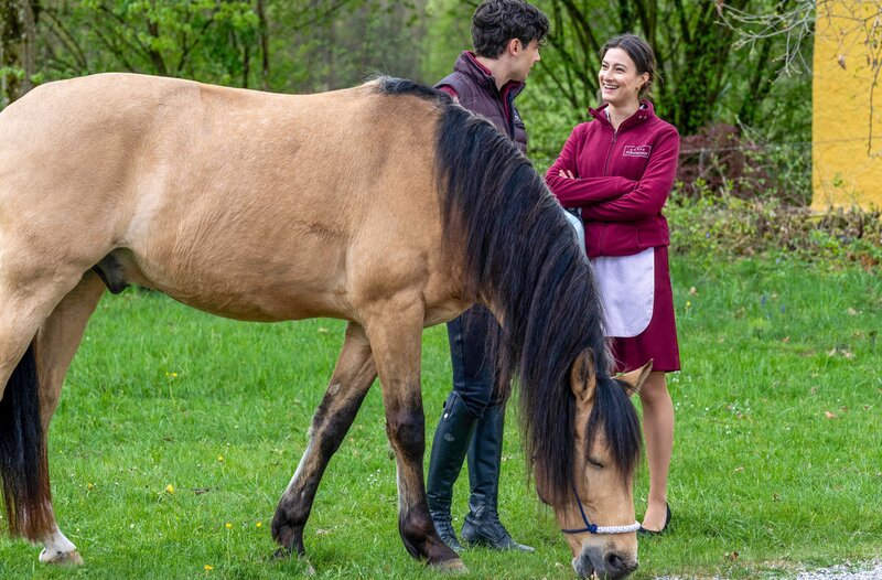 Vor Olivia (Soraya Bouabsa, r.) redet Elias (Orlando Lenzen, l.) seine Gefühle für Leo klein. – Bild: ORF/​ARD/​Thomas Neumeier