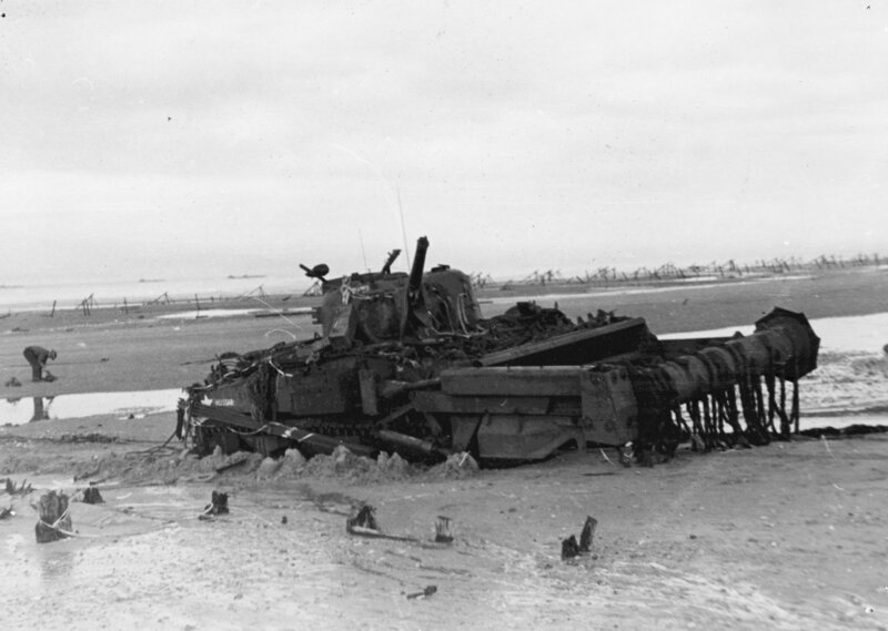 Ein umgebauter Britische Panzer, genannt: „Flail tank“ (Flegel-Panzer), der den Strand von Minen und anderen Hindernissen freimachen konnte. – Bild: ORF/​ZDF/​United States Marine Corps