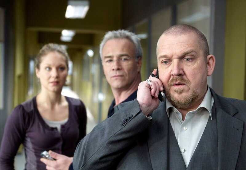 Das Kölner Tatort-Team bei den Ermittlungen: die Kommissare Max Ballauf (Klaus J. Behrendt, M), Freddy Schenk (Dietmar Bär, r) und Assistentin Franziska Lüttgenjohann (Tessa Mittelstedt). – Bild: HR/​WDR/​Uwe Stratmann