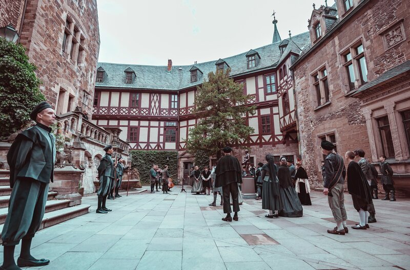 Der offizielle Trauerakt zum Gedenken des Sohnes. – Bild: SWR/​kurhaus productions/​Alina Hartwig