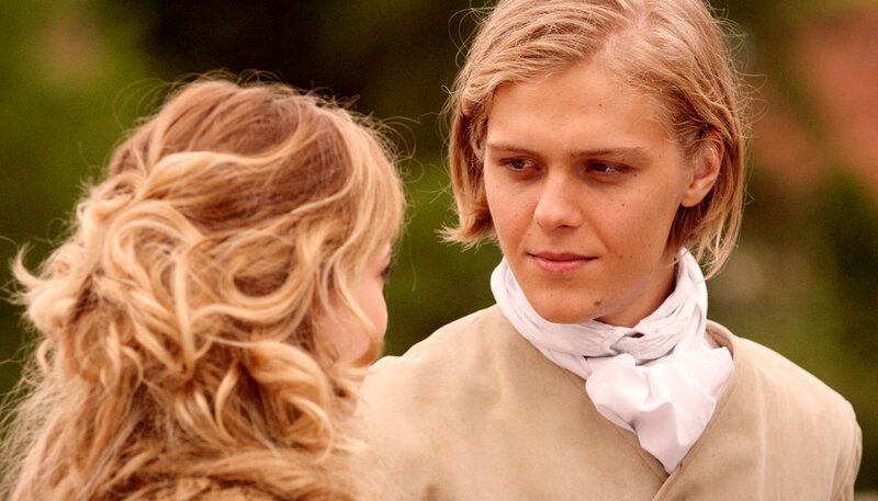 Felix (Jacub Gierszal) hat sich vom ersten Augenblick an in Prinzessin Isabell (Saskia Rosendahl) verliebt. – Bild: SWR/​Kerstin Stelter