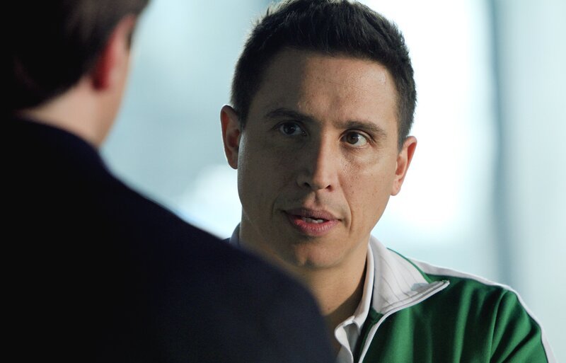 Hat Rome (Erik Palladino), der Trainer des plötzlich verstorbenen Hochleistungsschwimmers, etwas zu verbergen? – Bild: ABC Studios