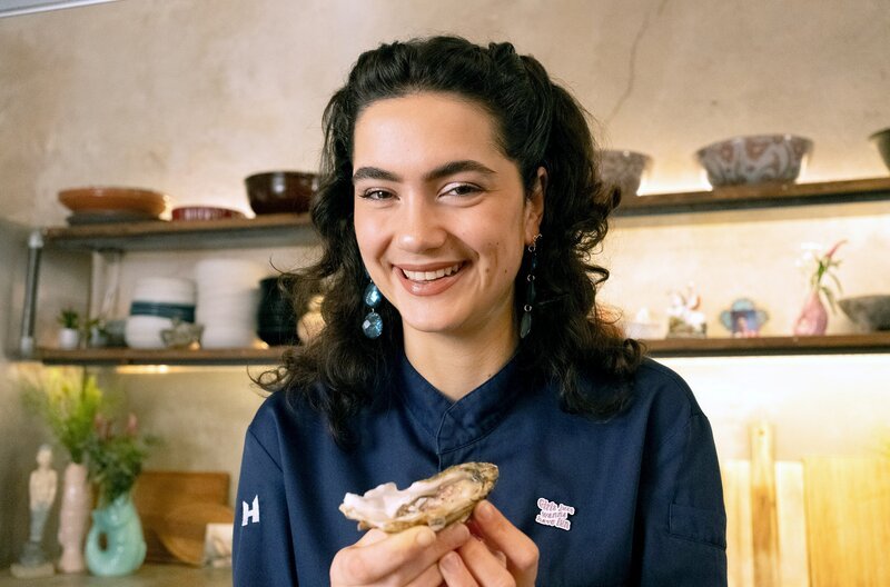 Austernfan Lucie mit der Delikatesse aus dem Meer – Bild: ZDF /​ Benjamin Wistorf