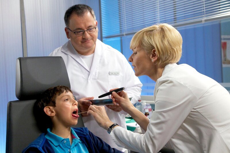 Der 10-jährige Noah Orth wird mit einer schweren Angina in die Sachsenklinik gebracht. Dr. Kathrin Globisch und Pfleger Hans-Peter Brenner müssen Noah sagen, dass er ein paar Tage in der Klinik bleiben muss. – Bild: MDR/​Wernicke