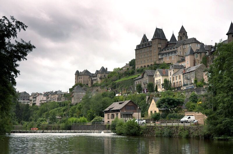 Im Garten ihres Großvaters im Herzen des Limousin entdeckte Simone de Beauvoir die Sinnlichkeit. – Bild: Elephant Doc