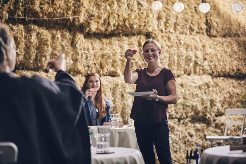 Lena Zimmermann stößt auf den Abend an. – Bild: BR/​megaherz gmbh/​Philipp Thurmaier