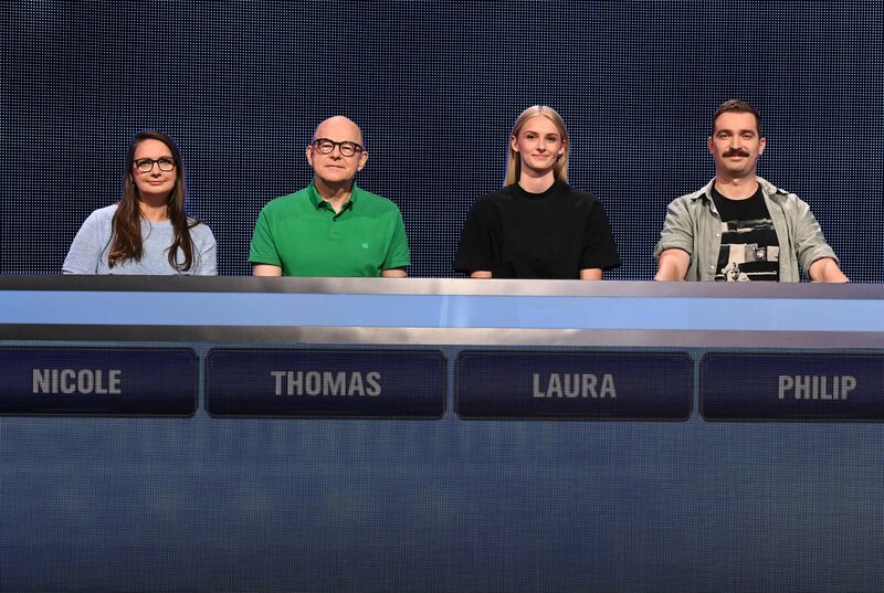 ARD GEFRAGT – GEJAGT FOLGE 885, „Alexander Bommes präsentiert beliebtes Quizformat“, am Mittwoch (06.08.25) um 18:00 Uhr im ERSTEN. Aufzeichnung zum ARD-Quiz „Gefragt-Gejagt“  Die Kandidaten (v.l.n.r. am Panel):  Nicole Reineke, Thomas Borchert, Laura Krug, Philip Dobraß. – Bild: ARD/​Uwe Ernst