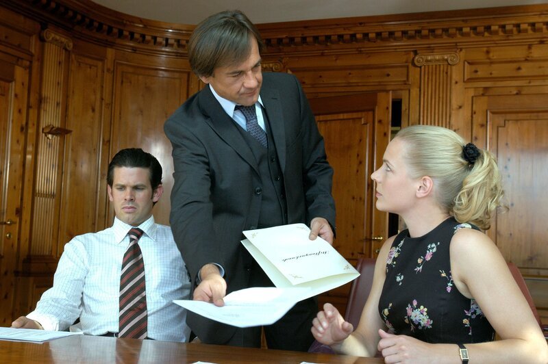 „Soko Kitzbühel“, „Himmelfahrt.“ Während sich Hannes Kofler am Flugplatz von St. Johann nach wirksamen Methoden gegen seine notorische Flugangst erkundigt – er soll zur Koch-WM nach China fliegen – stürzt in unmittelbarer Nähe der Holz-Unternehmer Werner Kahn mit einem Segelflugzeug ab. Im Bild (v.li.): Steffen Groth (Sebastian Kahn), Peter Davor (Günter Sperber), Eva Meier (Sybille Kahn). – Bild: ORF (FS1/​FS2) /​ ORF1