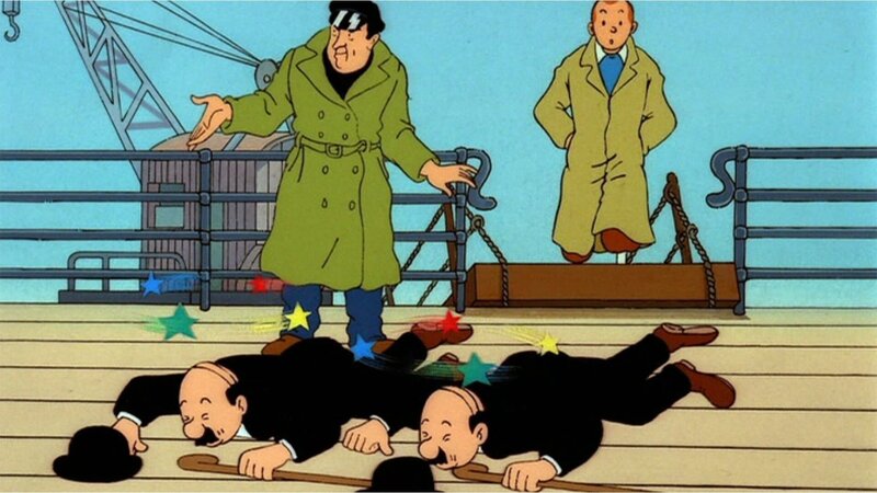 Die Detektive Schulz (l.) und Schultze (r.) machen unbeholfen die Bekanntschaft mit dem ersten Offizier des Schiffes (2. v. l.), während sie an Bord gehen. Tim (2. v. r.) betrachtet das Geschehen erschrocken von Weitem. – Bild: ZDF und Ellipsanime/​France 3/​M6/​Nelvana