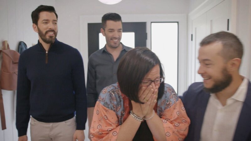 Jonathan (2.v.l.) und Drew (l.) mit einem potenziellen Hauskäufer. – Bild: HGTV