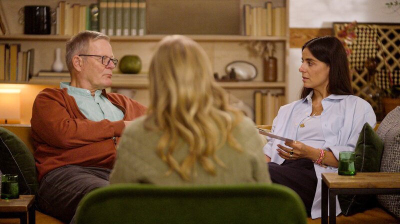 Hartmut (li.) spricht mit Mirjana (re.) zum ersten Mal offen über seine Eifersucht auf Mirjanas leiblichen Vater. In der Bildmitte: Psychotherapeutin Franca Cerutti. – Bild: HR/​Janne Ebel