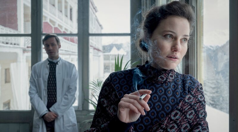 Können sie sich vertrauen? Dr. Mangold (David Kross) und Johanna (Dominique Devenport) – Bild: SRF/​ARD Degeto/​Amalia Film/​Contrast Film/​Letterbox Filmproduktion/​Pascal Mora