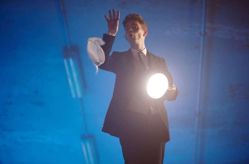 Pan Tau (Matt Edwards) hilft ein wenig nach. – Bild: ARD/​Caligari/​Film