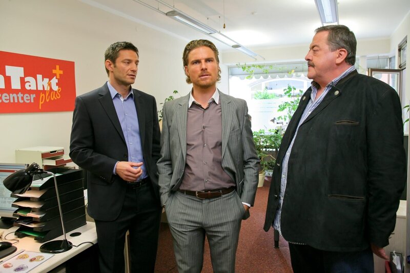 Ist Callcenter-Chef Haubner (Leonhard Reisinger, m.) zum Mörder geworden, weil ihn das Opfer verlassen wollte? Für die Cops Hansen (Igor Jeftic, l.) und Hofer (Joseph Hannesschläger, r.) ein glaubwürdiges Motiv. – Bild: ZDF und Christian A. Rieger
