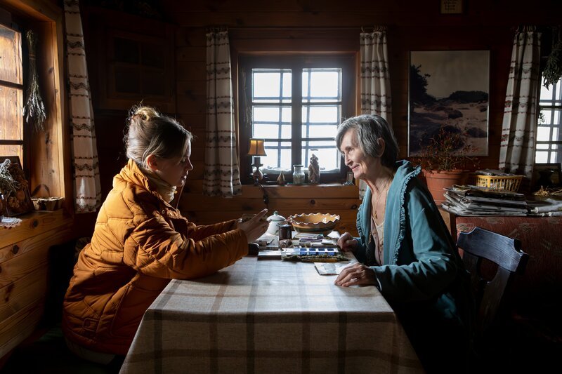 Ute Patterer (Alicia von Rittberg, l.) leistet Frau Gritznigg (Linde Prelog, r.) Gesellschaft. – Bild: ZDF und Helga Rader