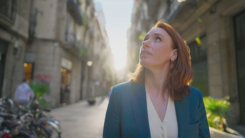Hannah Fry spaziert durch die Straßen von Barcelona. – Bild: Atomic Television