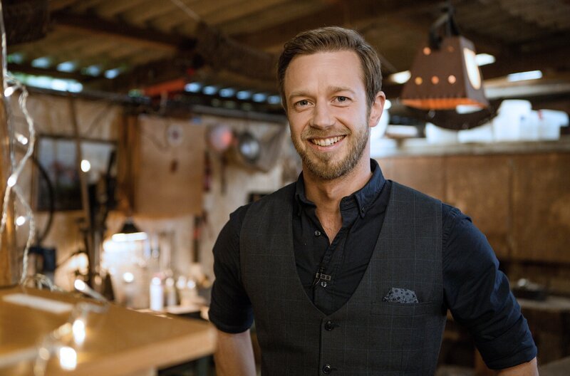 Hobby-Handwerker Arndt Reisenbichler moderiert die Repair-Café Sendung aus dem historischen Tabakschuppen in Herxheim-Hayna in der Südpfalz. – Bild: SWR/​AV MEDIEN