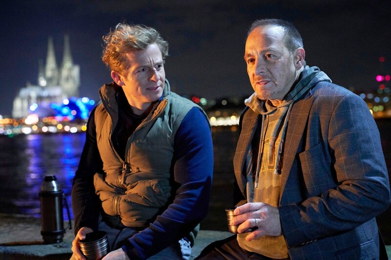 Semir (Erdogan Atalay, r.) ist auf der Flucht vor der Polizei. Paul (Daniel Roesner) verbringt mit ihm die Nacht und informiert ihn über den Fortschritt der Ermittlungen. Semir macht sich Sorgen. – Bild: RTL /​ Guido Engels