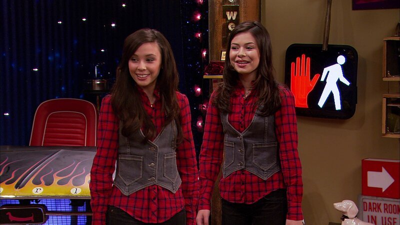 v.li.: Fake Carly (Melise), Carly Shay (Miranda Cosgrove) – Bild: Paramount