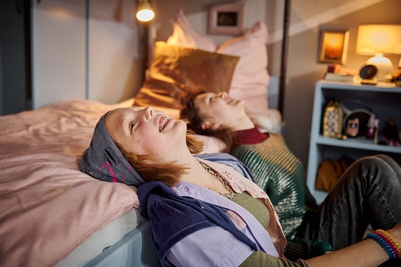 Joyce (Matilda Willigalla, l.) und Io (Clara Jaschob) schmieden besondere Ferienpläne. – Bild: mdr/​Saxonia Media/​Felix Abraham