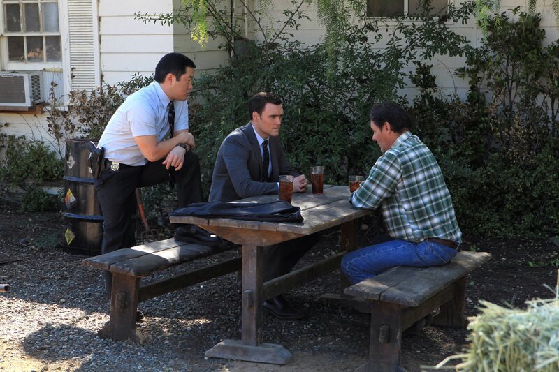 Bei den Ermittlungen in einem neuen Fall stoßen Kimball (Tim Kang, l.) und Wayne (Owain Yeoman, M.) auf Tom Crayhew (Chris Mulkey, r.). Doch was hat er damit zu tun? – Bild: Warner Bros. Television